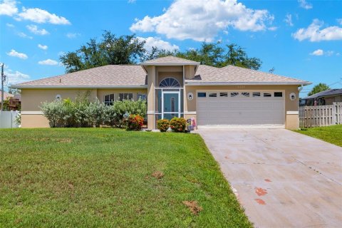 House in Cape Coral, Florida 3 bedrooms, 146.6 sq.m. № 1301990 - photo 1