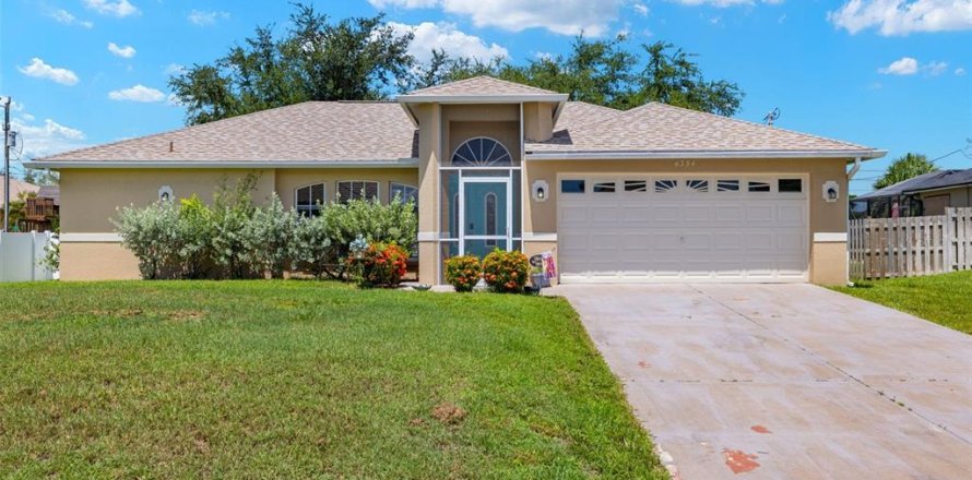 House in Cape Coral, Florida 3 bedrooms, 146.6 sq.m. № 1301990