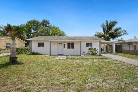 House in Fort Lauderdale, Florida 3 bedrooms, 107.77 sq.m. № 1372673 - photo 1