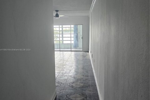 Condo in Miami, Florida, 3 bedrooms  № 1372672 - photo 5