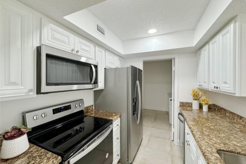 Condo in Tamarac, Florida, 2 bedrooms  № 1186588 - photo 24