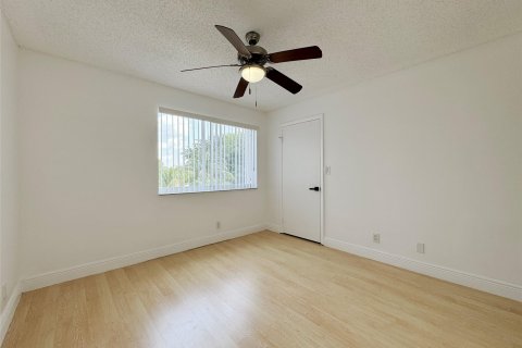 Condo in Tamarac, Florida, 2 bedrooms  № 1186588 - photo 12