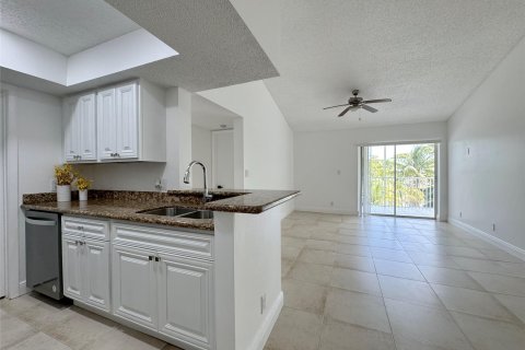 Condo in Tamarac, Florida, 2 bedrooms  № 1186588 - photo 22