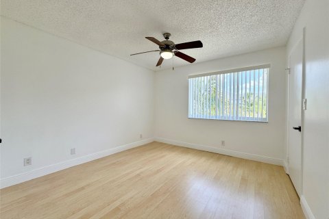 Condo in Tamarac, Florida, 2 bedrooms  № 1186588 - photo 13