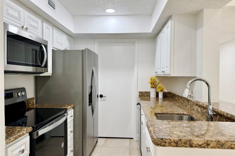 Condo in Tamarac, Florida, 2 bedrooms  № 1186588 - photo 25