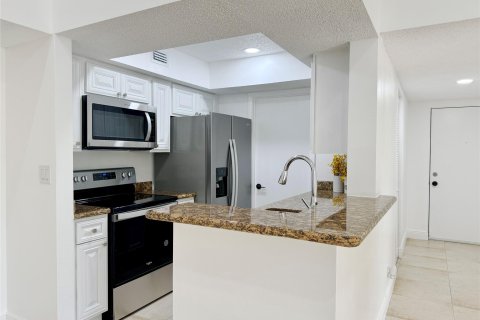 Condo in Tamarac, Florida, 2 bedrooms  № 1186588 - photo 26