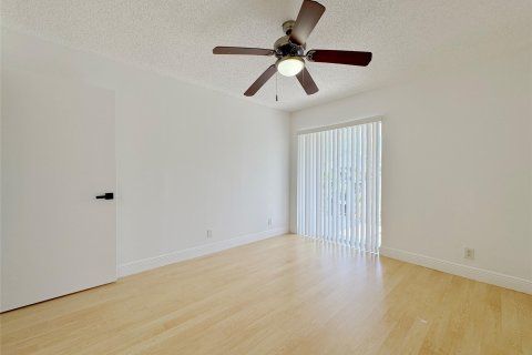 Condo in Tamarac, Florida, 2 bedrooms  № 1186588 - photo 17