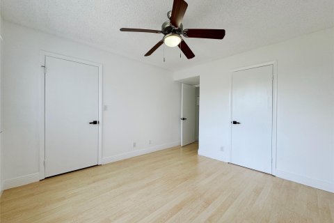 Condo in Tamarac, Florida, 2 bedrooms  № 1186588 - photo 11