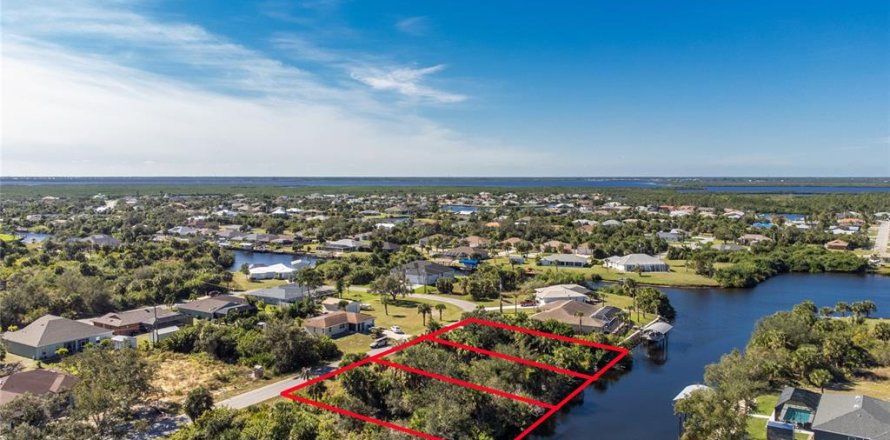 Land in Port Charlotte, Florida № 885393