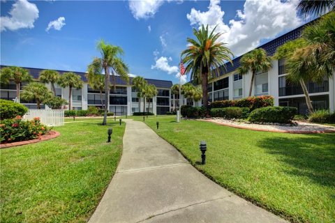 Condo in Sarasota, Florida, 2 bedrooms  № 234855 - photo 2