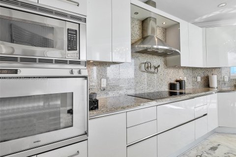 Condo in Sunny Isles Beach, Florida, 2 bedrooms  № 1382043 - photo 9