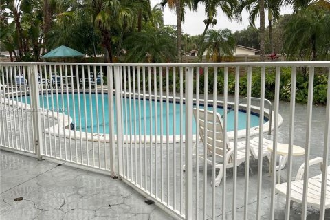 Condo in Fort Lauderdale, Florida, 2 bedrooms  № 1381951 - photo 2