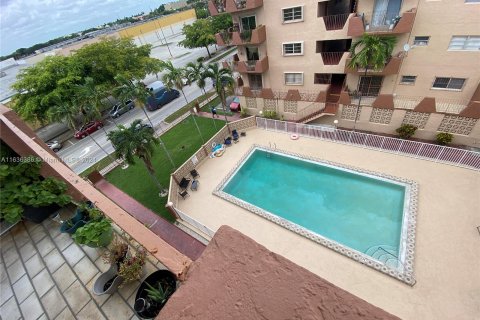 Condo in Hialeah, Florida, 2 bedrooms  № 1306419 - photo 8