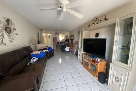 Condo in Hialeah, Florida, 2 bedrooms  № 1306419 - photo 10