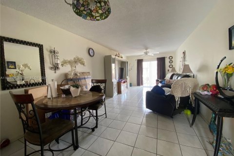 Condo in Hialeah, Florida, 2 bedrooms  № 1306419 - photo 9