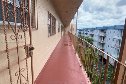 Copropriété à vendre à Hialeah, Floride: 2 chambres, 92.9 m2 № 1306419 - photo 6