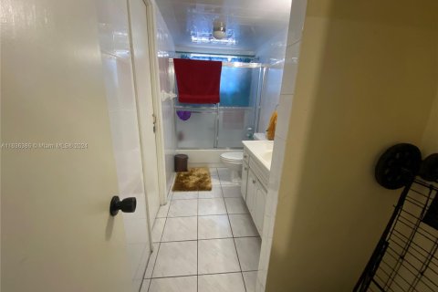 Condo in Hialeah, Florida, 2 bedrooms  № 1306419 - photo 14