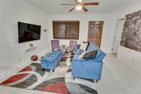 House in Hollywood, Florida 2 bedrooms № 1332532 - photo 2