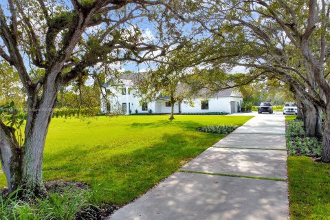 Купить виллу или дом в Саутвест-Ранчес, Флорида 5 спален, 380.43м2, № 880549 - фото 2
