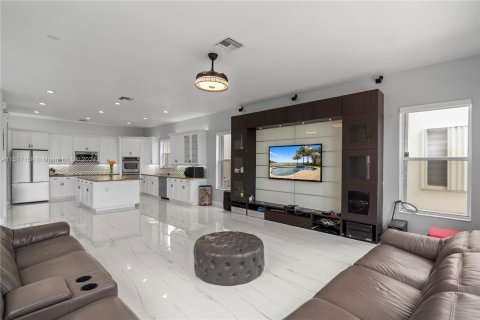 Casa en venta en Miramar, Florida, 6 dormitorios, 418.43 m2 № 1150887 - foto 27
