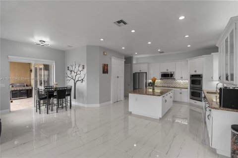 Casa en venta en Miramar, Florida, 6 dormitorios, 418.43 m2 № 1150887 - foto 25