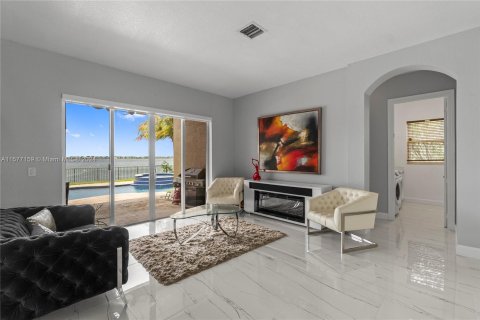 Casa en venta en Miramar, Florida, 6 dormitorios, 418.43 m2 № 1150887 - foto 13