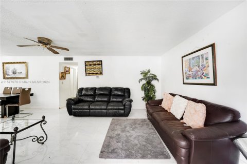 Condo in Hallandale Beach, Florida, 2 bedrooms  № 1150886 - photo 6