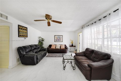 Copropriété à vendre à Hallandale Beach, Floride: 2 chambres, 99.41 m2 № 1150886 - photo 4