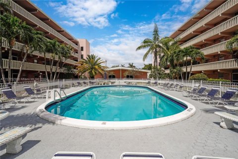 Condo in Hallandale Beach, Florida, 2 bedrooms  № 1150886 - photo 18