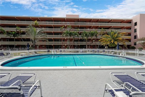 Condo in Hallandale Beach, Florida, 2 bedrooms  № 1150886 - photo 17