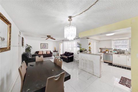 Copropriété à vendre à Hallandale Beach, Floride: 2 chambres, 99.41 m2 № 1150886 - photo 9