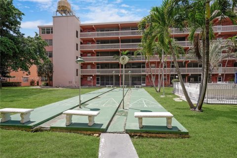 Condo in Hallandale Beach, Florida, 2 bedrooms  № 1150886 - photo 16