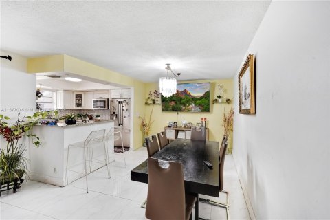 Condo in Hallandale Beach, Florida, 2 bedrooms  № 1150886 - photo 8