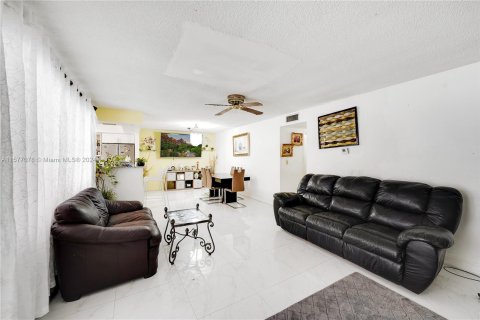 Condominio en venta en Hallandale Beach, Florida, 2 dormitorios, 99.41 m2 № 1150886 - foto 5