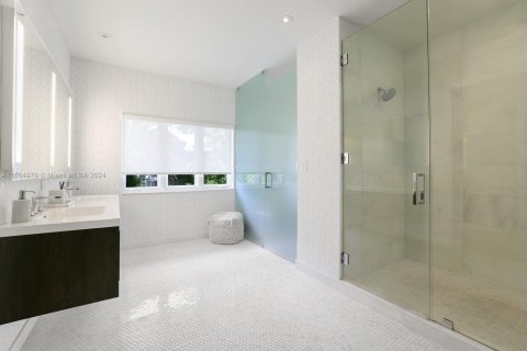 House in Miami Beach, Florida 5 bedrooms, 553.51 sq.m. № 1378716 - photo 25