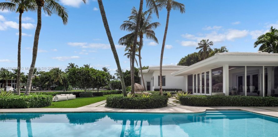 House in Miami Beach, Florida 5 bedrooms, 553.51 sq.m. № 1378716