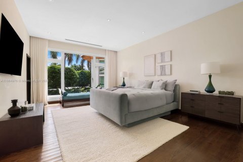 House in Miami Beach, Florida 5 bedrooms, 553.51 sq.m. № 1378716 - photo 26