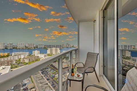 Copropriété à vendre à Sunny Isles Beach, Floride: 61.69 m2 № 1378714 - photo 15