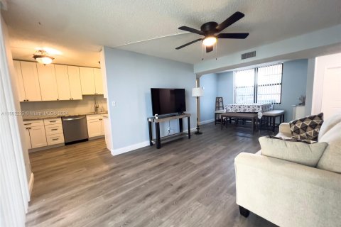 Condo in Pompano Beach, Florida, 1 bedroom  № 1220858 - photo 9