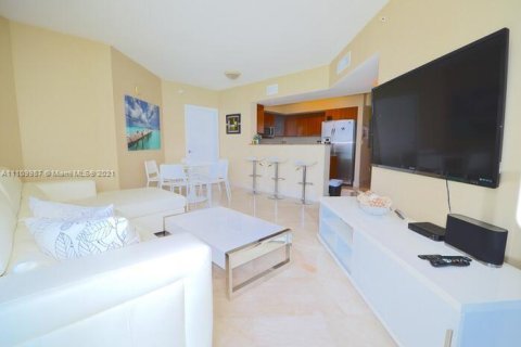 Condominio en alquiler en Sunny Isles Beach, Florida, 2 dormitorios, 117.61 m2 № 33660 - foto 11