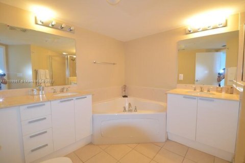Condominio en alquiler en Sunny Isles Beach, Florida, 2 dormitorios, 117.61 m2 № 33660 - foto 15