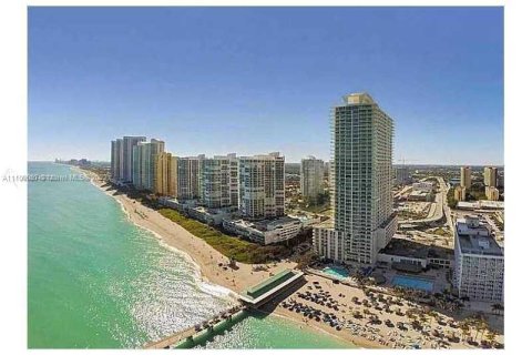 Condominio en alquiler en Sunny Isles Beach, Florida, 2 dormitorios, 117.61 m2 № 33660 - foto 1