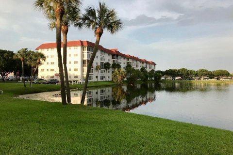 Condo in Lauderhill, Florida, 1 bedroom  № 924860 - photo 25