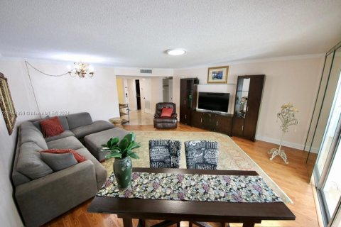 Condo in Lauderhill, Florida, 1 bedroom  № 924860 - photo 16