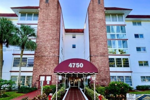 Condominio en venta en Lauderhill, Florida, 1 dormitorio, 86.21 m2 № 924860 - foto 1