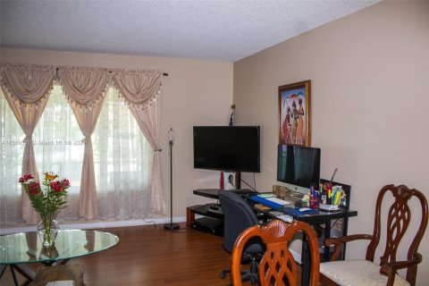 House in Margate, Florida 2 bedrooms, 147.44 sq.m. № 1099330 - photo 6