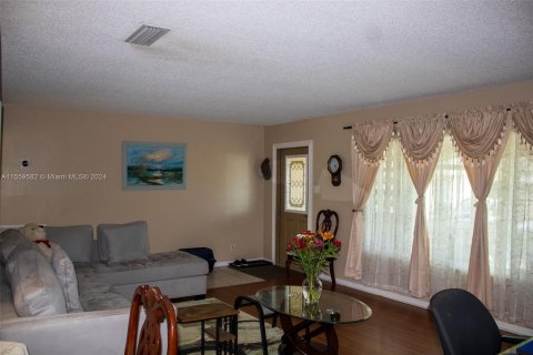 House in Margate, Florida 2 bedrooms, 147.44 sq.m. № 1099330 - photo 15