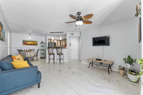 Condo in Sunrise, Florida, 2 bedrooms  № 1372500 - photo 13