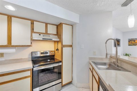 Condo in Sunrise, Florida, 2 bedrooms  № 1372500 - photo 6