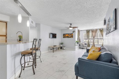 Condo in Sunrise, Florida, 2 bedrooms  № 1372500 - photo 10